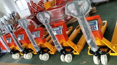 生產(chǎn)人員在收到巨衡精點帶熱敏打印電子叉車秤，應(yīng)該如何正確的安裝